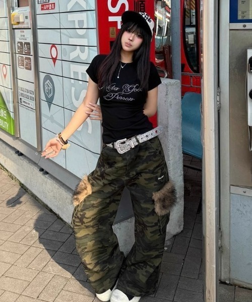 LADY LIKE（レディライク）の「ラインストーンロゴ美シルエット半袖Tシャツ（Tシャツ/カットソー・レディース・ブラック/ホワイト/ダークグレー/ブルー・M）」の17枚目の写真