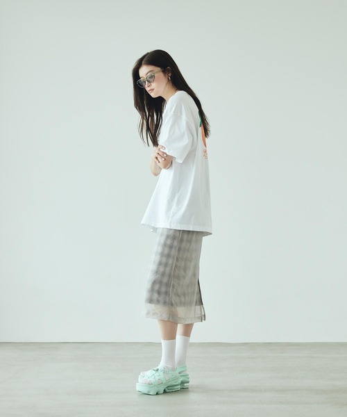 NIKE(ナイキ)の「ナイキ スポーツウェア ウィメンズ オーバーサイズド ショートスリーブ Tシャツ / Nike Sportswear Women's Oversized Short-Sleeve Graphic T-Shirt IH8491-100 White(Tシャツ/カットソー・レディース・ホワイト・L/XS/S/M/XL)」の6枚目の写真