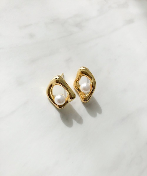TIMELESS&THREE(タイムレスアンドスリー)の「ドロップアシンメトリーパールモチーフピアス(ピアス(両耳用)・レディース・ゴールド/シルバー・FREE)」の1枚目の写真