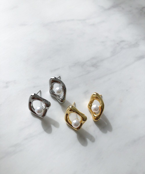 TIMELESS&THREE(タイムレスアンドスリー)の「ドロップアシンメトリーパールモチーフピアス(ピアス(両耳用)・レディース・ゴールド/シルバー・FREE)」の4枚目の写真