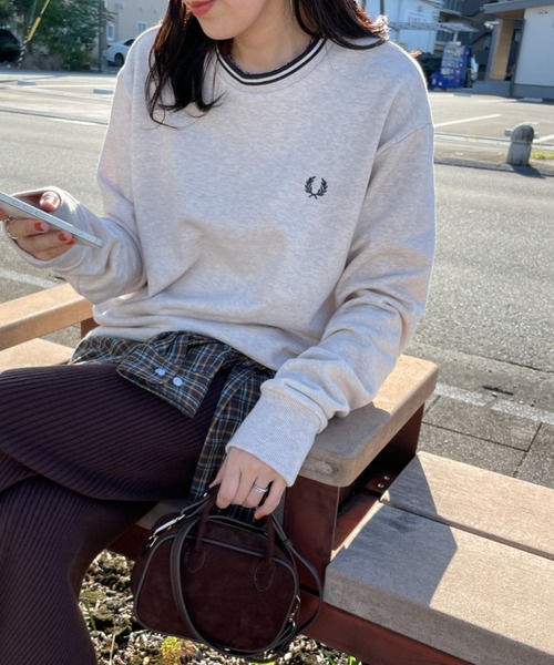 FRED PERRY（フレッドペリー）の「[FRED PERRY/フレッドペリー] 別注 ツインティップライン ワンポイントロゴ刺繍クルーネックスウェット（スウェット・レディース・ブラック/キャメル/グレイッシュベージュ/ネイビー・S/M/L/XL）」の2枚目の写真
