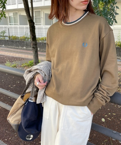 FRED PERRY（フレッドペリー）の「[FRED PERRY/フレッドペリー] 別注 ツインティップライン ワンポイントロゴ刺繍クルーネックスウェット（スウェット・レディース・ブラック/キャメル/グレイッシュベージュ/ネイビー・S/M/L/XL）」の4枚目の写真