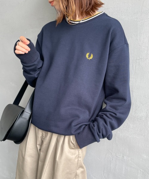 FRED PERRY（フレッドペリー）の「[FRED PERRY/フレッドペリー] 別注 ツインティップライン ワンポイントロゴ刺繍クルーネックスウェット（スウェット・レディース・ブラック/キャメル/グレイッシュベージュ/ネイビー・S/M/L/XL）」の21枚目の写真