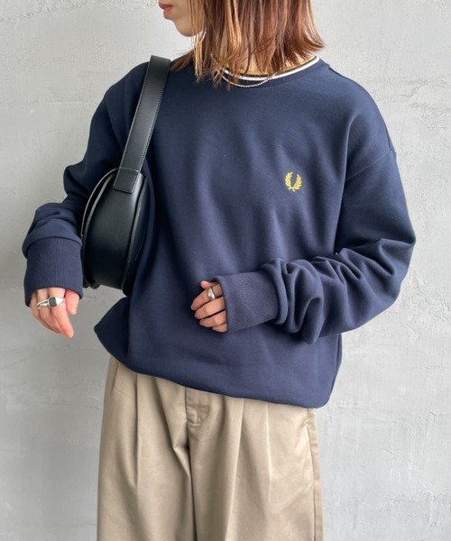 FRED PERRY（フレッドペリー）の「[FRED PERRY/フレッドペリー] 別注 ツインティップライン ワンポイントロゴ刺繍クルーネックスウェット（スウェット・レディース・ブラック/キャメル/グレイッシュベージュ/ネイビー・S/M/L/XL）」の22枚目の写真