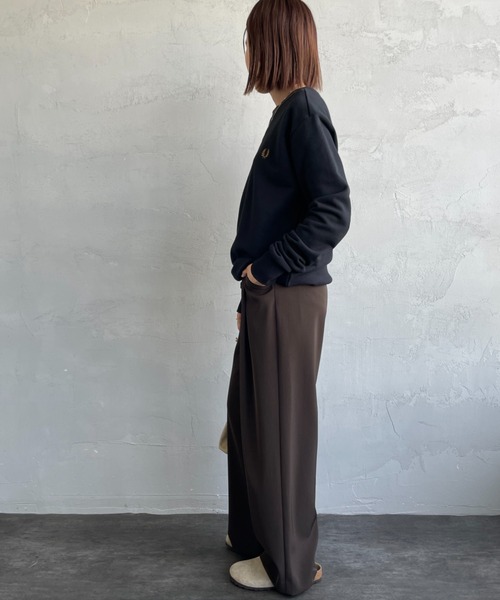 FRED PERRY（フレッドペリー）の「[FRED PERRY/フレッドペリー] 別注 ツインティップライン ワンポイントロゴ刺繍クルーネックスウェット（スウェット・レディース・ブラック/キャメル/グレイッシュベージュ/ネイビー・S/M/L/XL）」の13枚目の写真