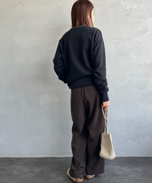 FRED PERRY（フレッドペリー）の「[FRED PERRY/フレッドペリー] 別注 ツインティップライン ワンポイントロゴ刺繍クルーネックスウェット（スウェット・レディース・ブラック/キャメル/グレイッシュベージュ/ネイビー・S/M/L/XL）」の14枚目の写真