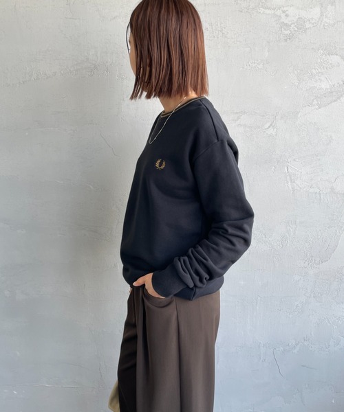 FRED PERRY（フレッドペリー）の「[FRED PERRY/フレッドペリー] 別注 ツインティップライン ワンポイントロゴ刺繍クルーネックスウェット（スウェット・レディース・ブラック/キャメル/グレイッシュベージュ/ネイビー・S/M/L/XL）」の10枚目の写真