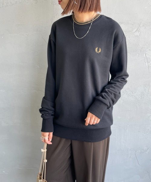 FRED PERRY（フレッドペリー）の「[FRED PERRY/フレッドペリー] 別注 ツインティップライン ワンポイントロゴ刺繍クルーネックスウェット（スウェット・レディース・ブラック/キャメル/グレイッシュベージュ/ネイビー・S/M/L/XL）」の15枚目の写真