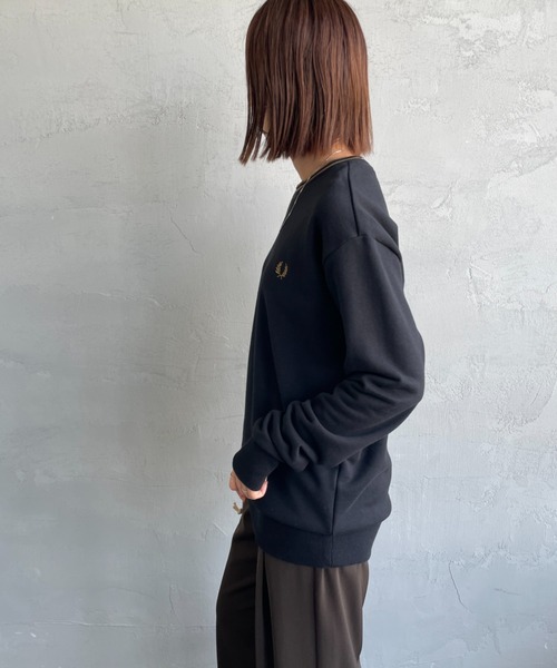 FRED PERRY（フレッドペリー）の「[FRED PERRY/フレッドペリー] 別注 ツインティップライン ワンポイントロゴ刺繍クルーネックスウェット（スウェット・レディース・ブラック/キャメル/グレイッシュベージュ/ネイビー・S/M/L/XL）」の16枚目の写真