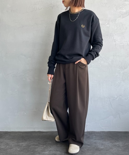 FRED PERRY（フレッドペリー）の「[FRED PERRY/フレッドペリー] 別注 ツインティップライン ワンポイントロゴ刺繍クルーネックスウェット（スウェット・レディース・ブラック/キャメル/グレイッシュベージュ/ネイビー・S/M/L/XL）」の12枚目の写真