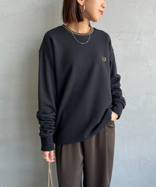 FRED PERRY（フレッドペリー）の「[FRED PERRY/フレッドペリー] 別注 ツインティップライン ワンポイントロゴ刺繍クルーネックスウェット（スウェット・レディース・ブラック/キャメル/グレイッシュベージュ/ネイビー・S/M/L/XL）」の18枚目の写真
