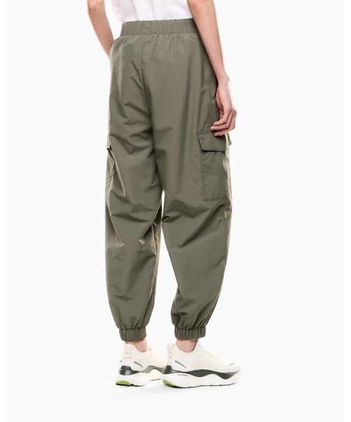 EMPORIO ARMANI EA7（エンポリオアルマーニイーエーセブン）の「【エンポリオ アルマーニ EA7】Contemporary Sport カーゴパンツ ナイロン（カーゴパンツ・レディース・カーキ・LARGE/MEDIUM/SMALL/X-SMALL）」の2枚目の写真