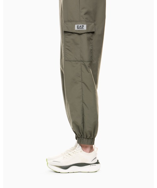 EMPORIO ARMANI EA7（エンポリオアルマーニイーエーセブン）の「【エンポリオ アルマーニ EA7】Contemporary Sport カーゴパンツ ナイロン（カーゴパンツ・レディース・カーキ・LARGE/MEDIUM/SMALL/X-SMALL）」の3枚目の写真