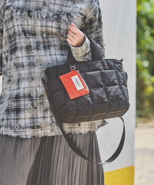 niko and...（ニコアンド）の「《500mlボトル収納可能》ポーチ付きキルトトートバッグM（トートバッグ・レディース・ブラック/ブラウン/レッド/イエロー/その他1/ホワイト系その他/ライトブルー/ブラック系その他・0）」の3枚目の写真