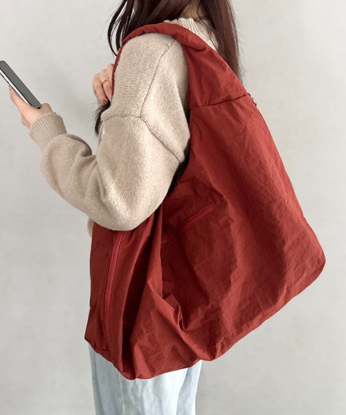 MYMOOD.（マイムード）の「【A4収納大容量】多ポケット付きナイロントートバッグ（トートバッグ・レディース・ベージュ/ネイビー/レッド/アイボリー/ブラック/カーキ・FREE）」の6枚目の写真