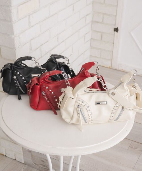 ems excite（エムズエキサイト）の「スタッズデザインバッグ（ショルダーバッグ・レディース・ブラック/オフホワイト/レッド・ONE SIZE）」の4枚目の写真