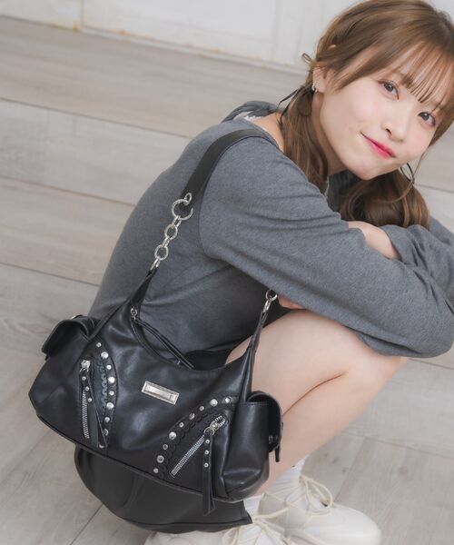 ems excite（エムズエキサイト）の「スタッズデザインバッグ（ショルダーバッグ・レディース・ブラック/オフホワイト/レッド・ONE SIZE）」の19枚目の写真