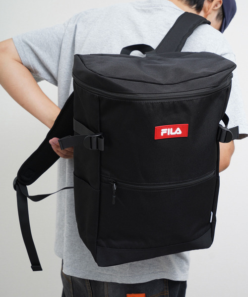 FILA(フィラ)の「FILAスクエアデイバッグ(バックパック/リュック・レディース・トリコロール/ブラック/ブラック×レッド・FREE)」の2枚目の写真