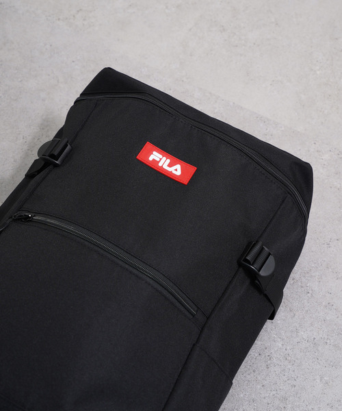 FILA(フィラ)の「FILAスクエアデイバッグ(バックパック/リュック・レディース・トリコロール/ブラック/ブラック×レッド・FREE)」の4枚目の写真