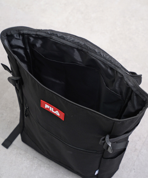 FILA(フィラ)の「FILAスクエアデイバッグ(バックパック/リュック・レディース・トリコロール/ブラック/ブラック×レッド・FREE)」の8枚目の写真