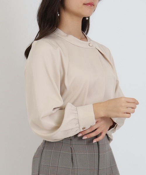 TRUDEA(トルディア)の「アシメネックブラウス(シャツ/ブラウス・レディース・ホワイト/キャメル/ベージュ/イエロー/ブルーグリーン・SMALL/MEDIUM/LARGE)」の3枚目の写真