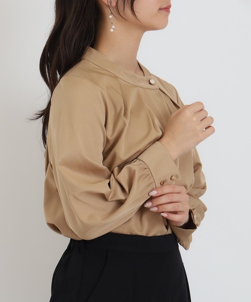 TRUDEA(トルディア)の「アシメネックブラウス(シャツ/ブラウス・レディース・ホワイト/キャメル/ベージュ/イエロー/ブルーグリーン・SMALL/MEDIUM/LARGE)」の20枚目の写真