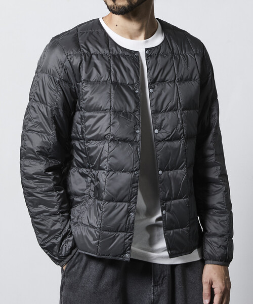 FREAK'S STORE（フリークスストア）の「限定展開 TAION/タイオン ベーシック クルーネックボタン インナーダウンジャケット / TAION-104（ダウンジャケット/コート・メンズ・チャコールグレー/オリーブ/ブラック/ネイビー・X-LARGE/LARGE/MEDIUM/SMALL）」の2枚目の写真