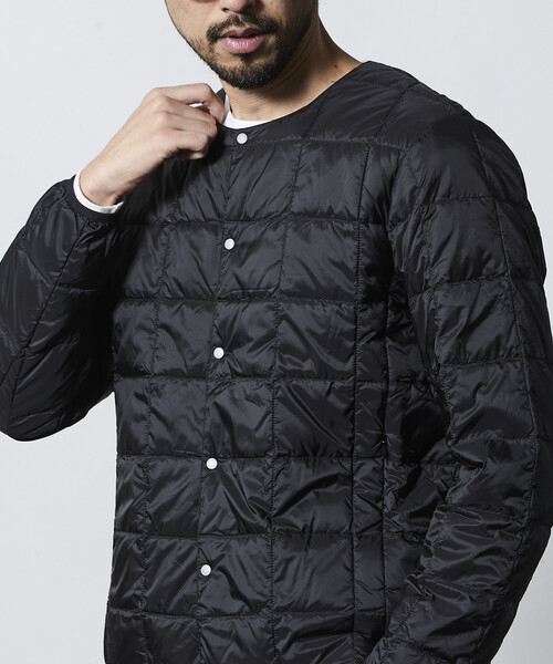 FREAK'S STORE（フリークスストア）の「限定展開 TAION/タイオン ベーシック クルーネックボタン インナーダウンジャケット / TAION-104（ダウンジャケット/コート・メンズ・チャコールグレー/オリーブ/ブラック/ネイビー・X-LARGE/LARGE/MEDIUM/SMALL）」の9枚目の写真