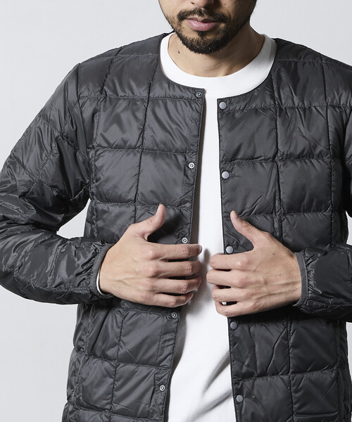 FREAK'S STORE（フリークスストア）の「限定展開 TAION/タイオン ベーシック クルーネックボタン インナーダウンジャケット / TAION-104（ダウンジャケット/コート・メンズ・チャコールグレー/オリーブ/ブラック/ネイビー・X-LARGE/LARGE/MEDIUM/SMALL）」の19枚目の写真