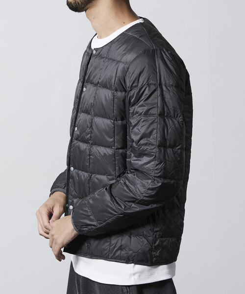 FREAK'S STORE（フリークスストア）の「限定展開 TAION/タイオン ベーシック クルーネックボタン インナーダウンジャケット / TAION-104（ダウンジャケット/コート・メンズ・チャコールグレー/オリーブ/ブラック/ネイビー・X-LARGE/LARGE/MEDIUM/SMALL）」の21枚目の写真