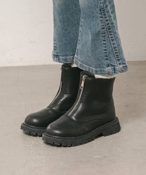URBAN CHERRY（アーバンチェリー）の「フロントジップショートブーツ（ブーツ・キッズ・ブラック・18.0cm/18.5cm/19.0cm/19.5cm/20.5cm/21.0cm/22.0cm）」の2枚目の写真