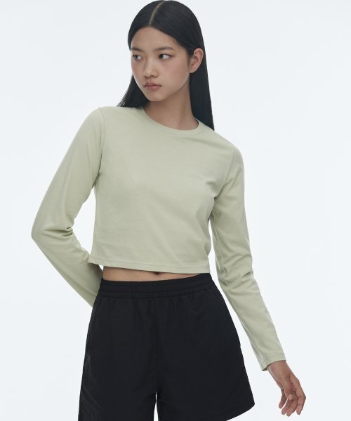 MUSINSA STANDARD WOMAN（ムシンサスタンダードウーマン）の「[クールタンダード] ウィメンズ クルーネック クロップ 長袖Tシャツ [ペイルグリーン]（Tシャツ/カットソー・レディース・その他・SMALL/MEDIUM/LARGE/X-SMALL）」の3枚目の写真