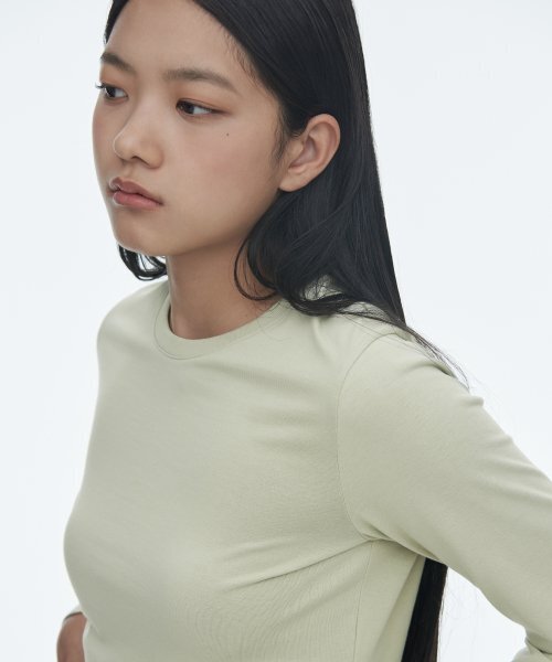 MUSINSA STANDARD WOMAN（ムシンサスタンダードウーマン）の「[クールタンダード] ウィメンズ クルーネック クロップ 長袖Tシャツ [ペイルグリーン]（Tシャツ/カットソー・レディース・その他・SMALL/MEDIUM/LARGE/X-SMALL）」の4枚目の写真