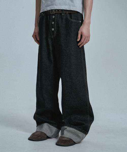 MOO(エムオーオー)の「シンチバックロールアップインディゴデニムパンツ - ブラック(デニムパンツ・メンズ・ブラック・MEDIUM/LARGE)」の2枚目の写真