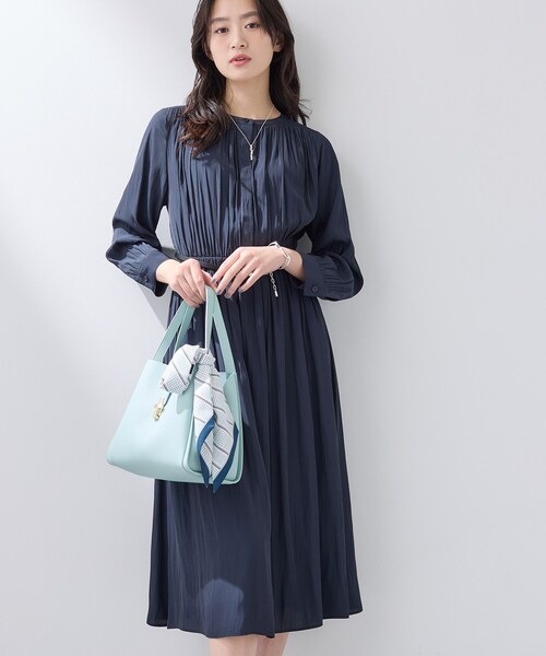 INDIVI(インディヴィ)の「【洗える】ギャザーフレアワンピース(ワンピース・レディース・ナチュラル/ネイビー・40/38/36/05/19/15 /13)」の2枚目の写真