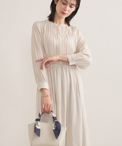 INDIVI(インディヴィ)の「【洗える】ギャザーフレアワンピース(ワンピース・レディース・ナチュラル/ネイビー・40/38/36/05/19/15 /13)」の3枚目の写真