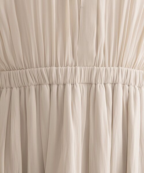 INDIVI(インディヴィ)の「【洗える】ギャザーフレアワンピース(ワンピース・レディース・ナチュラル/ネイビー・40/38/36/05/19/15 /13)」の8枚目の写真