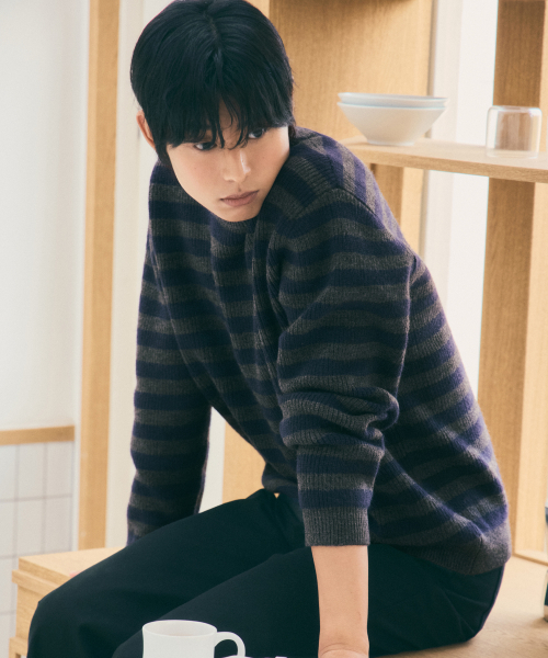 WEDNESDAY OASIS（ウェンズデーオアシス）の「ハーシー ハッチ ストライプ ラウンド ニット_CHARCOAL(WC25-KN60)（ニット/セーター・メンズ・チャコール・MEDIUM/LARGE）」の3枚目の写真