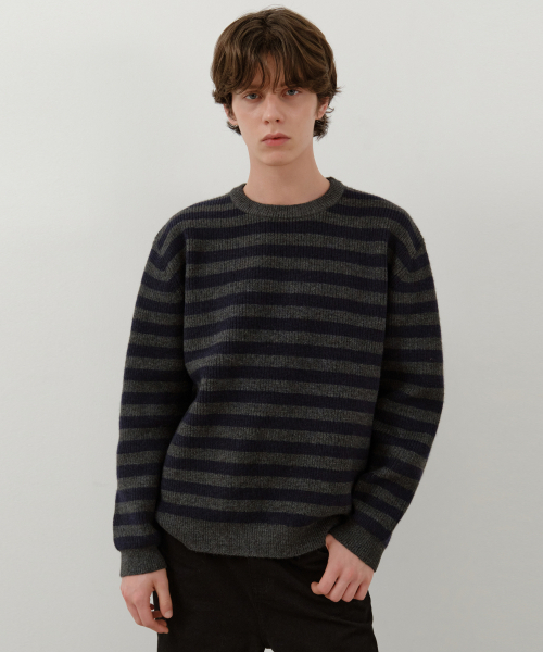 WEDNESDAY OASIS（ウェンズデーオアシス）の「ハーシー ハッチ ストライプ ラウンド ニット_CHARCOAL(WC25-KN60)（ニット/セーター・メンズ・チャコール・MEDIUM/LARGE）」の4枚目の写真