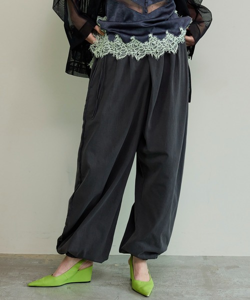 MAISON SPECIAL（メゾンスペシャル）の「Asymmetrical Balloon Pants/アシンメトリーバルーンパンツ（その他パンツ・レディース・ピンク/ホワイト/グレー/チャコールグレー・38/36）」の2枚目の写真