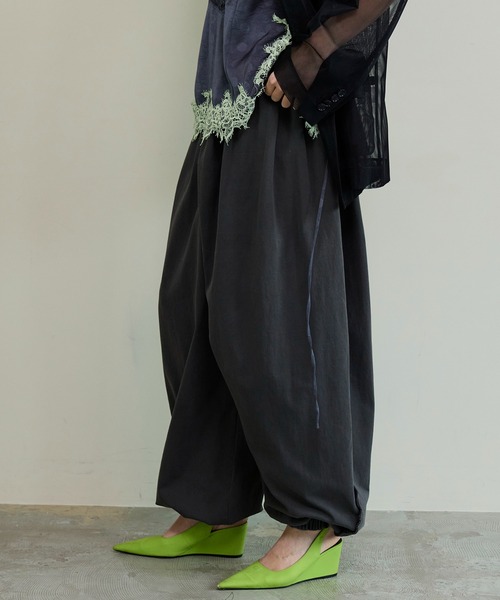 MAISON SPECIAL（メゾンスペシャル）の「Asymmetrical Balloon Pants/アシンメトリーバルーンパンツ（その他パンツ・レディース・ピンク/ホワイト/グレー/チャコールグレー・38/36）」の8枚目の写真