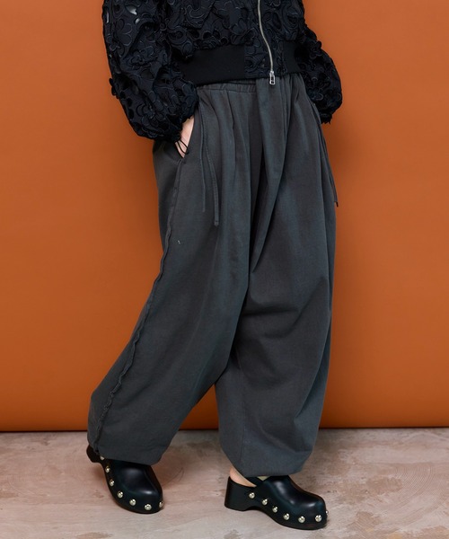 MAISON SPECIAL（メゾンスペシャル）の「Asymmetrical Balloon Pants/アシンメトリーバルーンパンツ（その他パンツ・レディース・ピンク/ホワイト/グレー/チャコールグレー・38/36）」の15枚目の写真