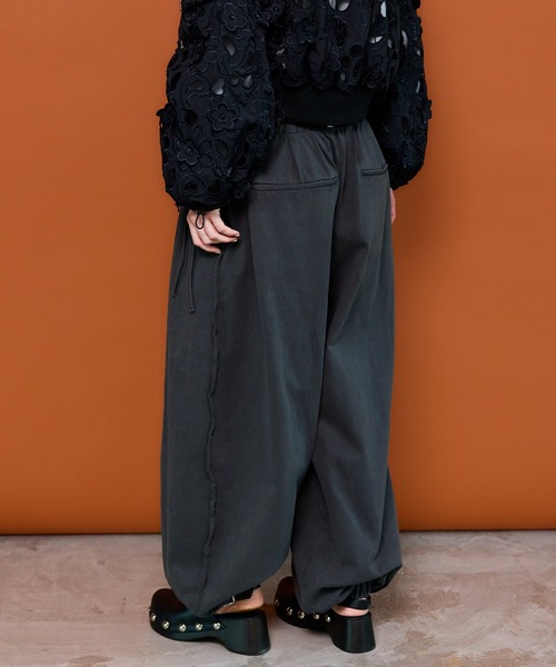MAISON SPECIAL（メゾンスペシャル）の「Asymmetrical Balloon Pants/アシンメトリーバルーンパンツ（その他パンツ・レディース・ピンク/ホワイト/グレー/チャコールグレー・38/36）」の16枚目の写真