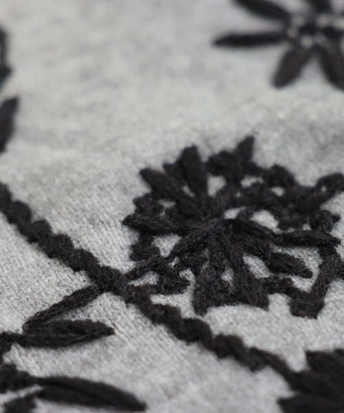 antiqua(アンティカ)の「花柄 刺繍ニット(ニット/セーター・レディース・グレー/ブラック・ONESIZE)」の7枚目の写真