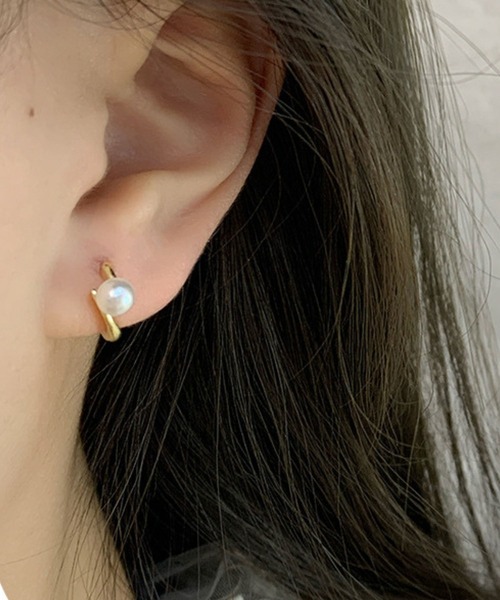 yu-ka(ユーカ)の「YU-KA:パールフープピアス Pearl hoop pierce(ピアス(両耳用)・レディース・シルバー/ゴールド・FREE)」の2枚目の写真