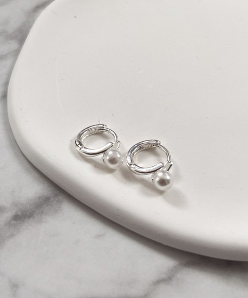 yu-ka(ユーカ)の「YU-KA:パールフープピアス Pearl hoop pierce(ピアス(両耳用)・レディース・シルバー/ゴールド・FREE)」の5枚目の写真