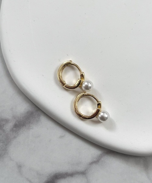 yu-ka(ユーカ)の「YU-KA:パールフープピアス Pearl hoop pierce(ピアス(両耳用)・レディース・シルバー/ゴールド・FREE)」の3枚目の写真