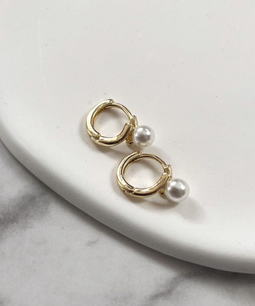 yu-ka(ユーカ)の「YU-KA:パールフープピアス Pearl hoop pierce(ピアス(両耳用)・レディース・シルバー/ゴールド・FREE)」の4枚目の写真