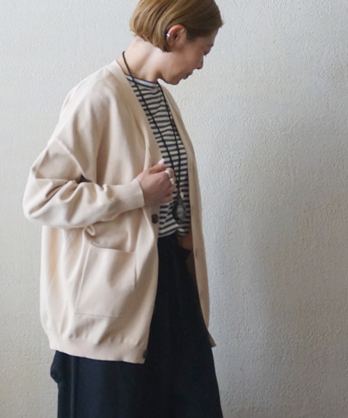 JOURNAL STANDARD LUXE(ジャーナルスタンダード ラックス)の「ハイツイストテンジク Vネックカーディガン(カーディガン/ボレロ・レディース・アイボリー/ブラック/ネイビー・FREE)」の2枚目の写真