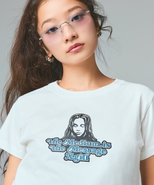 X-girl(エックスガール)の「GLITTER LOGO AND FACE S/S BABY TEE(Tシャツ/カットソー・レディース・ブラック/ホワイト/レッド・S/M)」の2枚目の写真